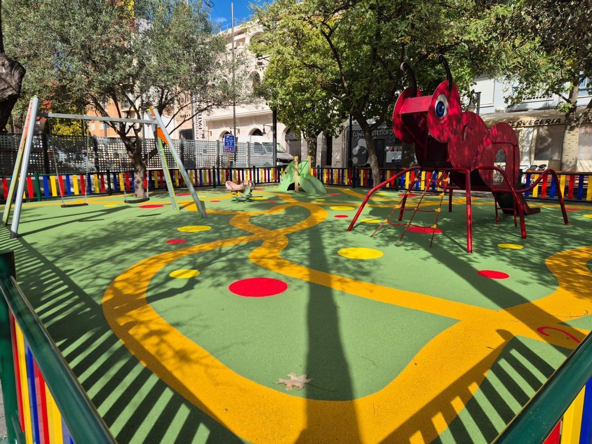 El Ayuntamiento de Paterna renueva el parque infantil del Gran Teatre.