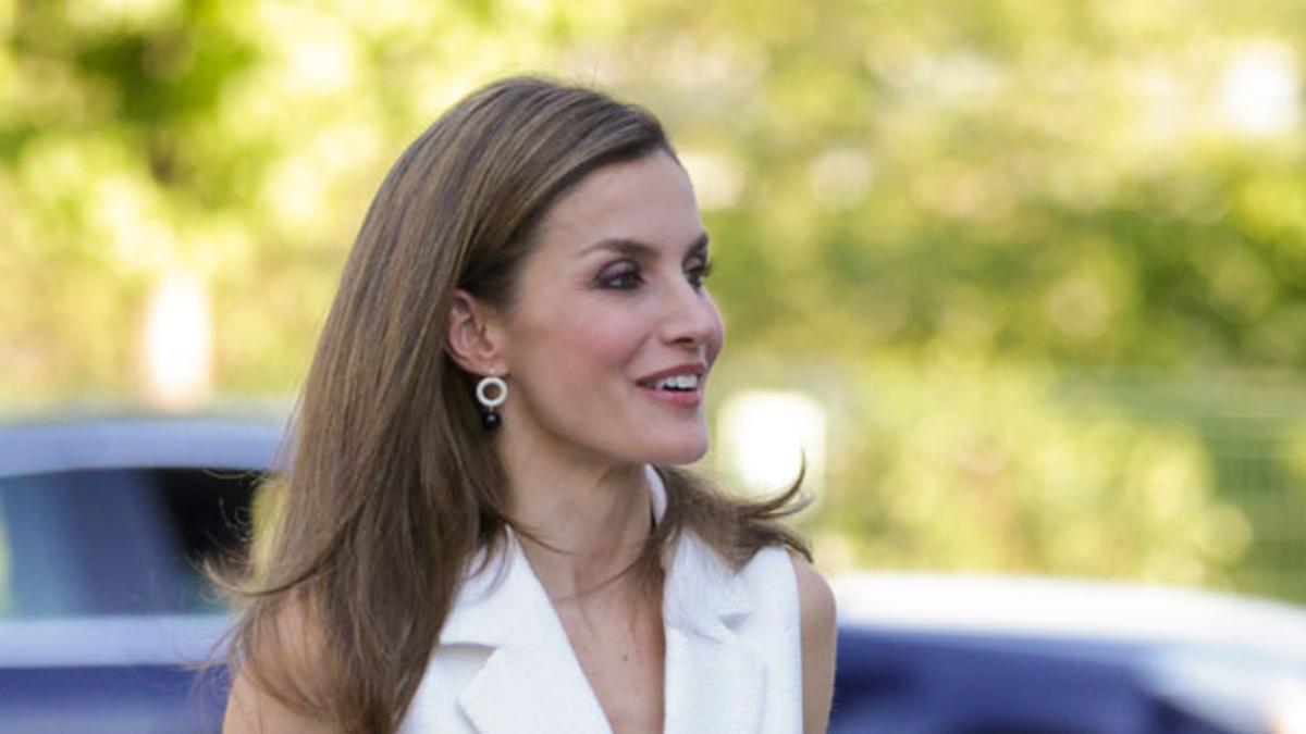 El look de Letizia Ortiz con maxi chaleco blanco