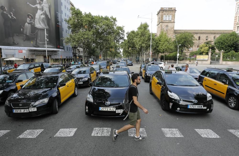 Els taxistes mantenen la vaga indefinida i la Gran Via tallada