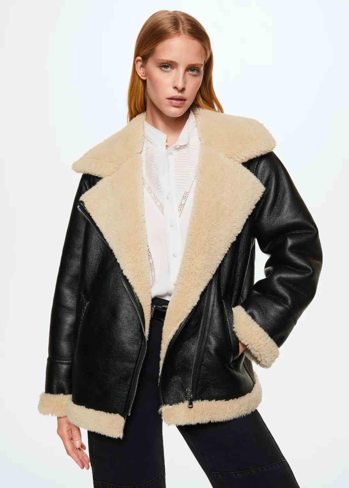 Cazadora efecto cuero con borreguito en tono beige de Mango