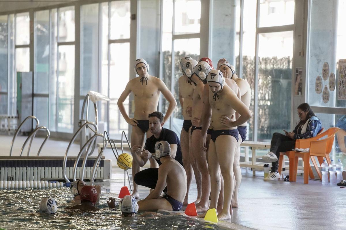 Els jugadors reunits al voltant del tècnic David Torilo en un minut de temps mort durant un partit d’aquest curs