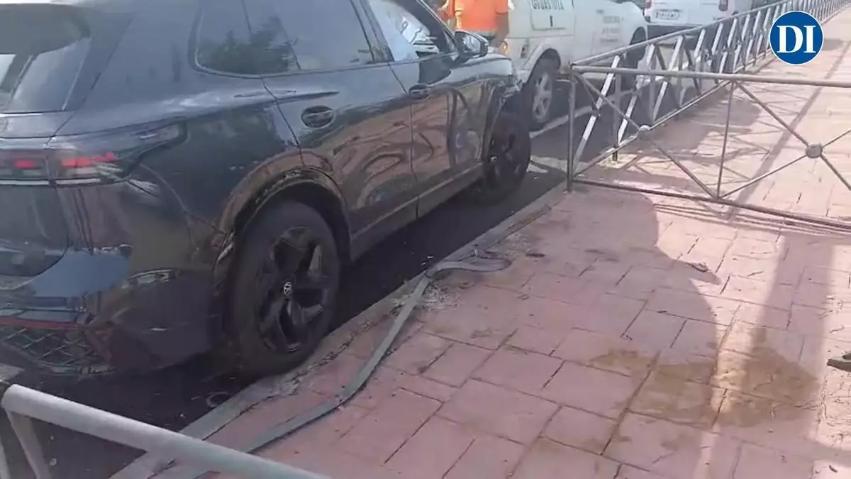 Un coche queda incrustado en una barandilla tras chocar con un camión en Ibiza: hay un herido