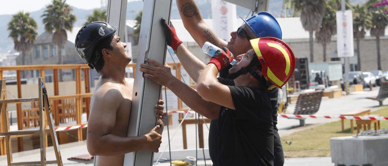 Operarios de la construcción, trabajando a pleno sol durante la ola de calor.