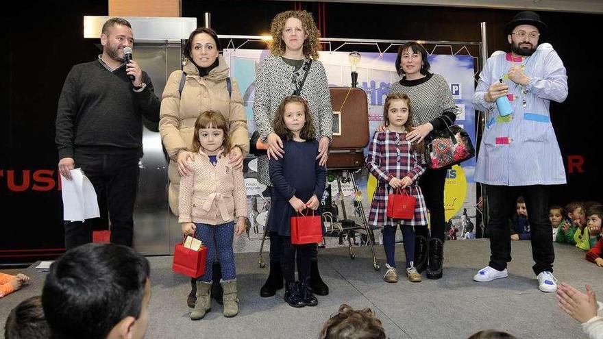 Entrega de los premiados en el taller Pontixoia del Pontiñas Gadis. // Bernabé/J. Lalín