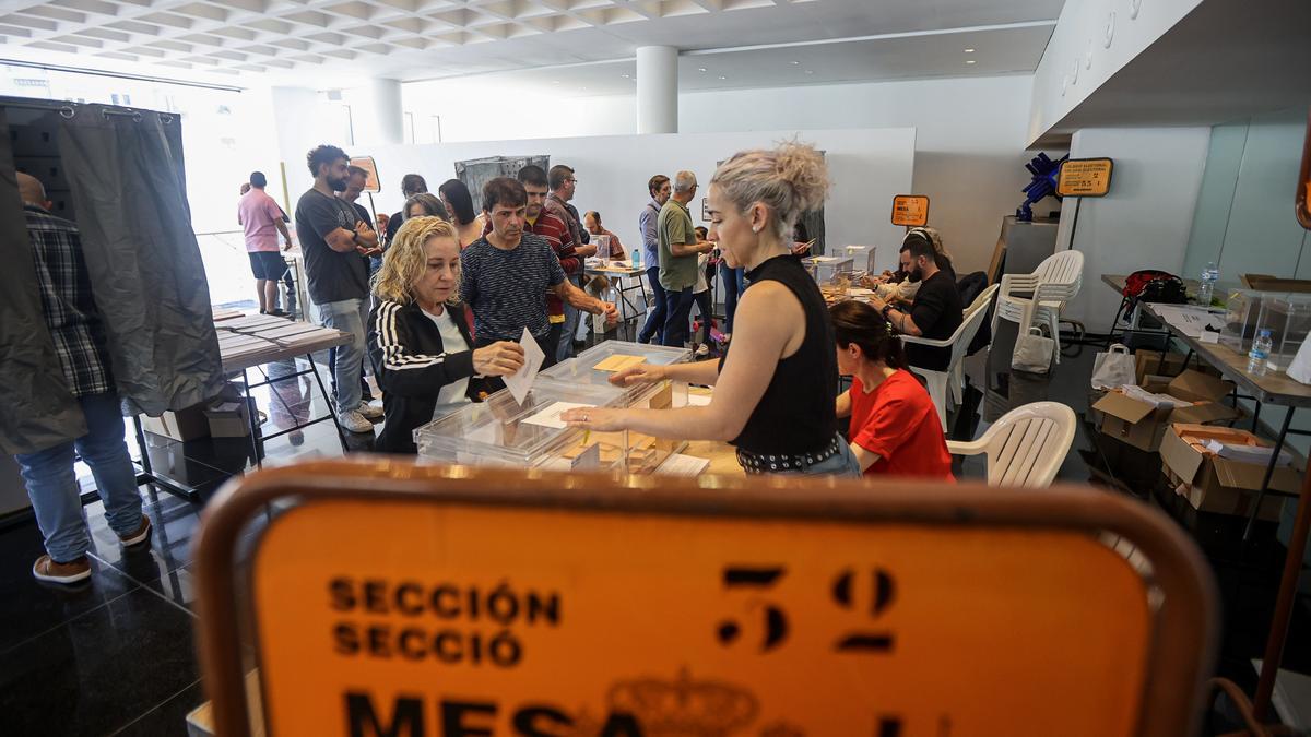 Votación el pasado domingo en uno de los colegios electorales de Alicante