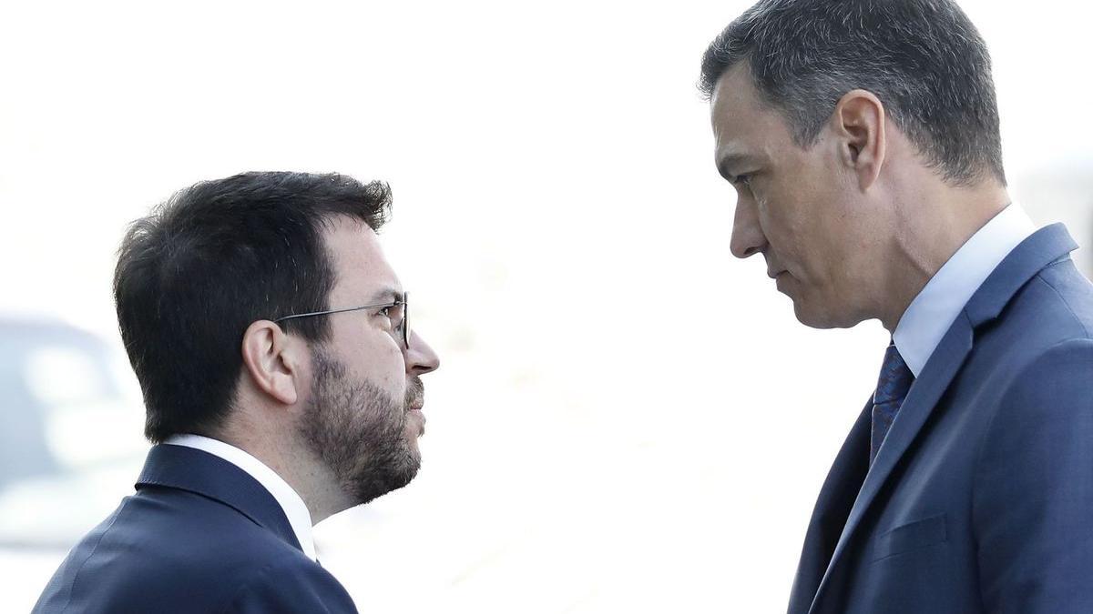 El presidente de la Generalitat, Pere Aragonès (i) saluda al presidente del Gobierno, Pedro Sánchez (d) a su llegada ayer a la última jornada de la Reunión del Cercle d’Economia. EFE/Andreu Dalmau