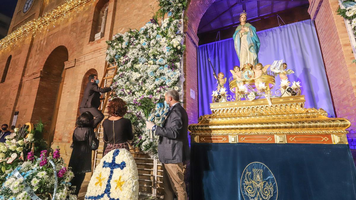 Gran afluencia de público en Torrevieja para ofrecerle flores a la Purísima