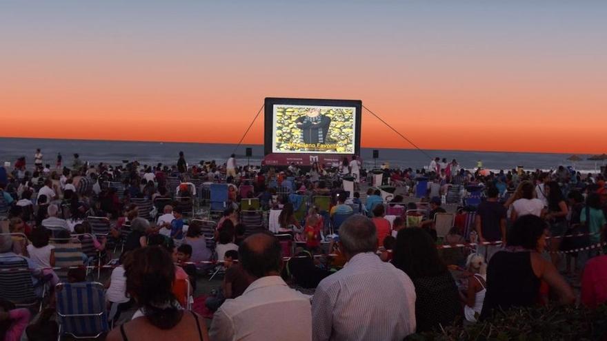 Una edición anterior del ciclo Cine Abierto, en una playa de Málaga.