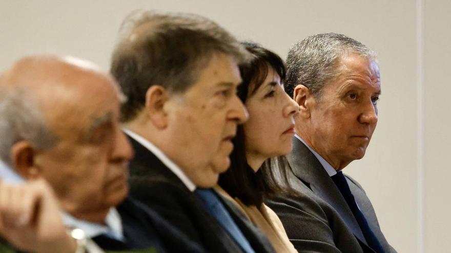 Zaplana, con gesto serio,  junto su fiel secretaria Mitsouko, el expresident José Luis Olivas y El Gasofa en una de las sesiones del juicio.