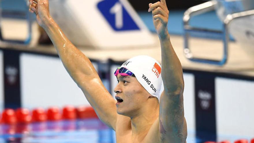 Sun Yang festeja su victoria en los 200 libres. // Reuters