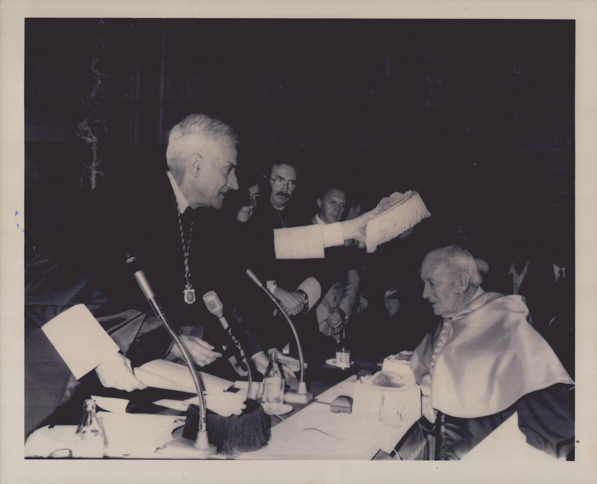 Joan Miró recibe el birrete de 'honoris causa' de mano del rector Josep M. Badia Margarit.