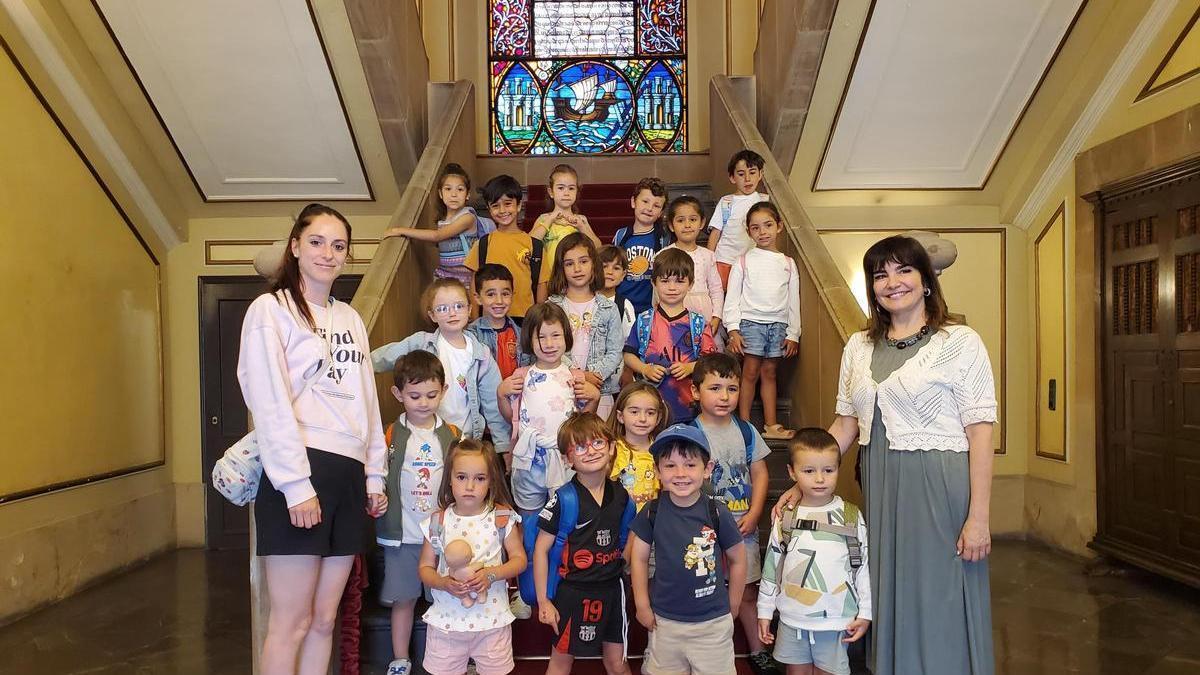 Los niños posan en las escaleras del Ayuntamiento.