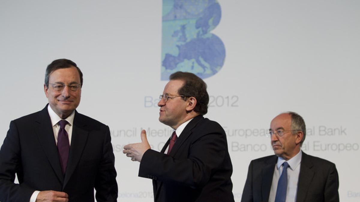 El presidente del Banco Central Europeo (BCE), Mario Draghi, el vicepresidente de la entidad, Vítor Constâncio, y el presidente del Banco de España, Miguel Ángel Fernández Ordóñez, tras la reunión del consejo de gobierno del BCE en Barcelona.