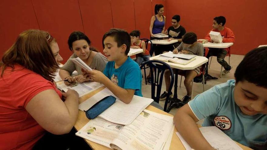 En primer término, a la derecha, Iván Santos. Al lado, Sara y Yeray Barrul estudian con la ayuda de Almudena Suárez.