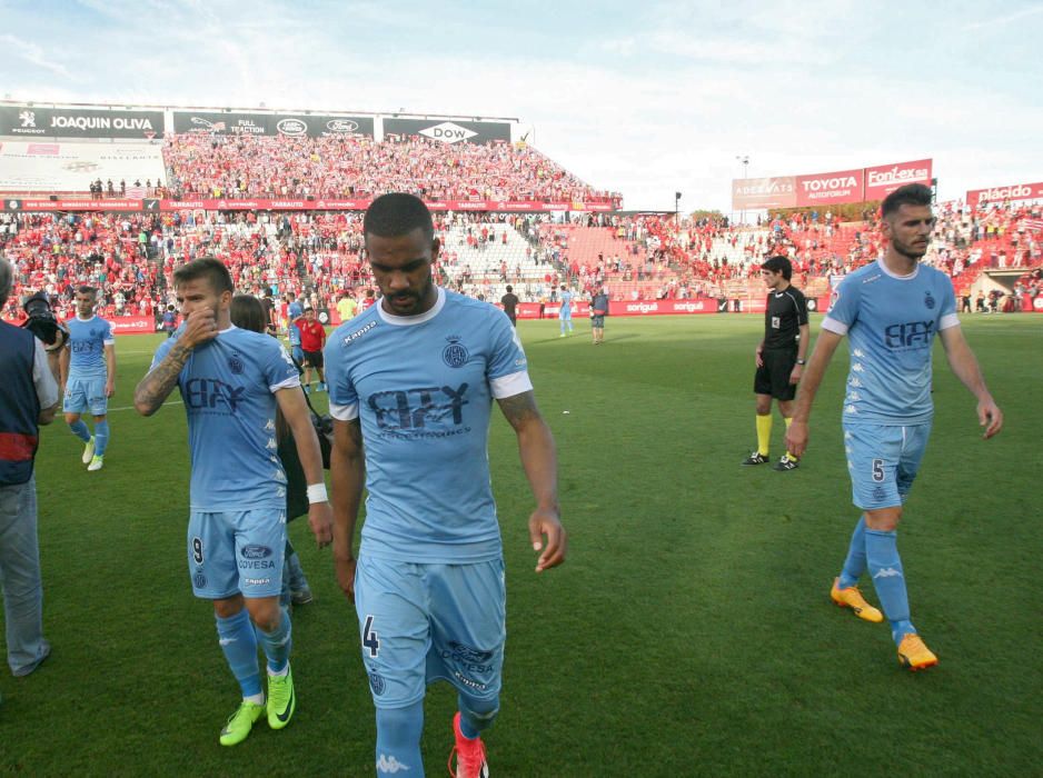 Els jugadors del Girona abandonen el camp capcots