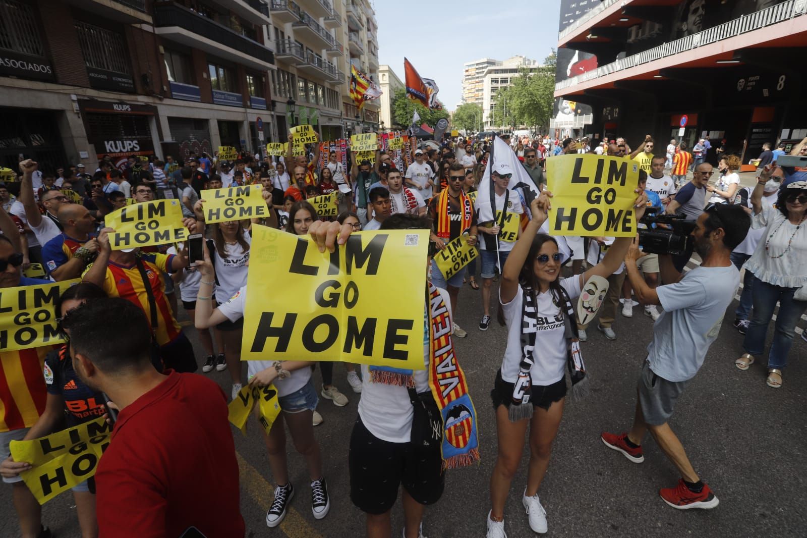 La afición del Valencia CF grita contra Meriton