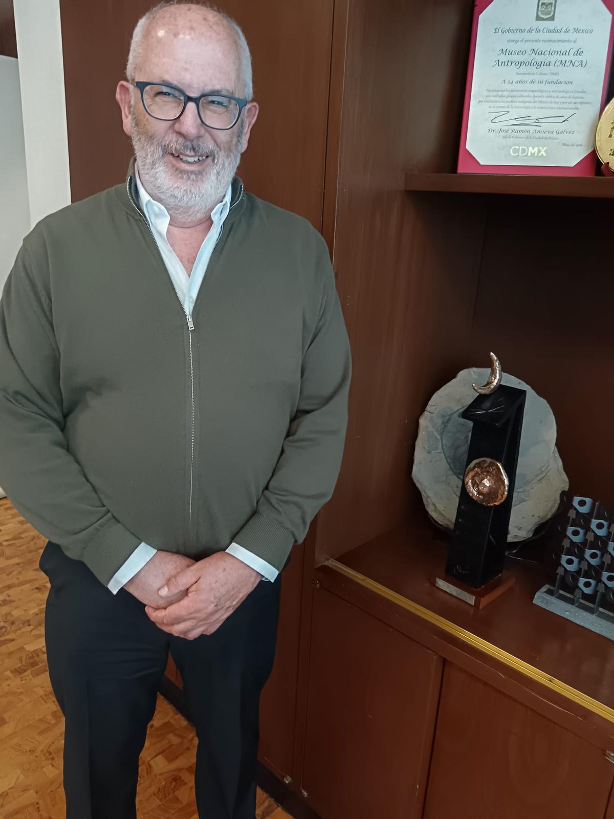 Antonio Saborit con la escultura de Miro acreditativa del premio "Princesa" de Concordia.