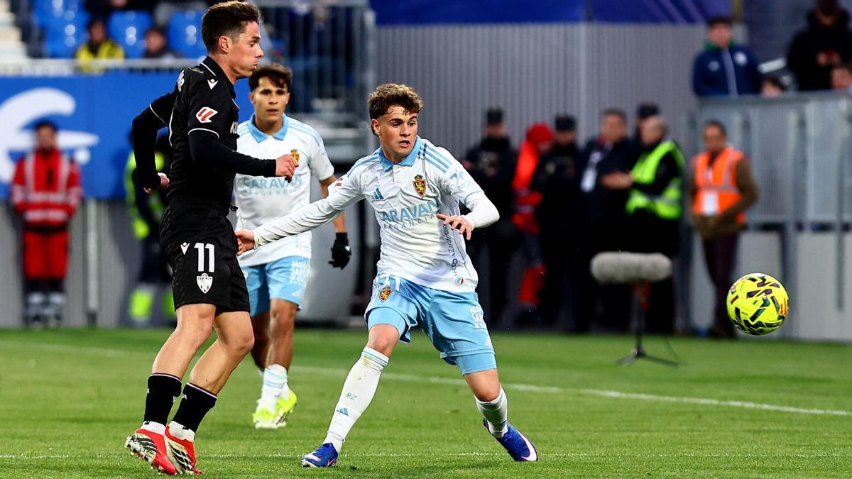 Hugo Pinilla, durante el partido entre el Real Zaragoza y el Almería en el Ibercaja Estadio.