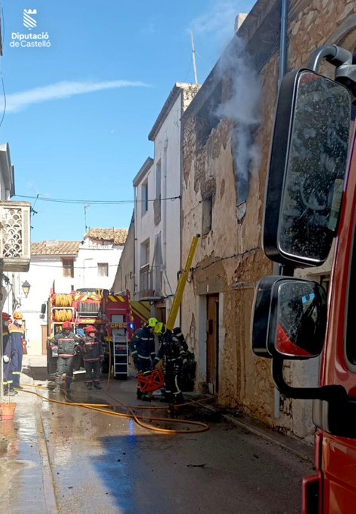 Un incendio en una vivienda en un pueblo de Castellón, en una imagen de archivo.