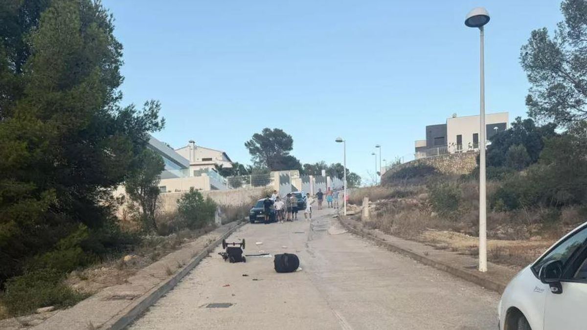 Muere en Calp una bebé de 20 días y su madre está crítica al arrollarlos un coche aparcado al que le falló el freno de mano