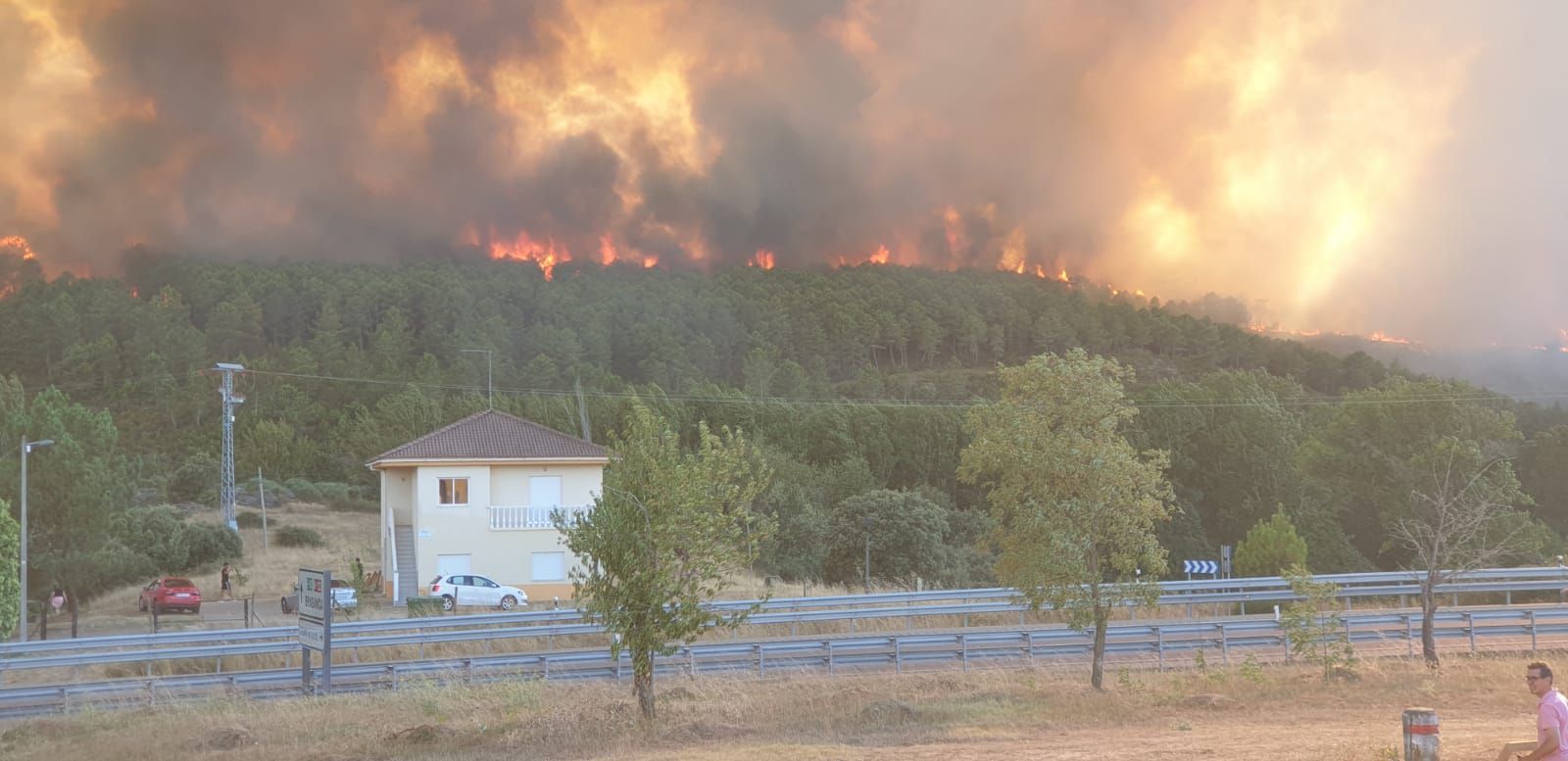 Las espectaculares imágenes del avance del fuego de Trabazos