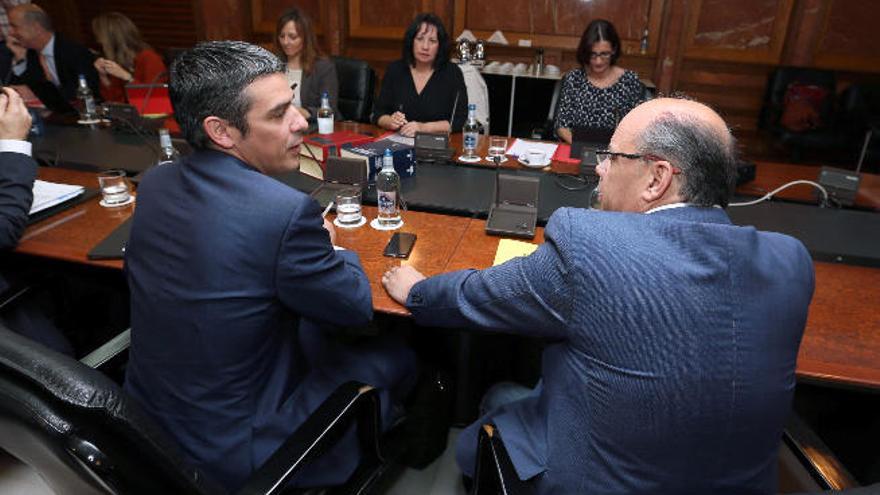 Narvay Quintero, a la izquierda, junto a José Miguel Barragán en un Consejo de Gobierno.