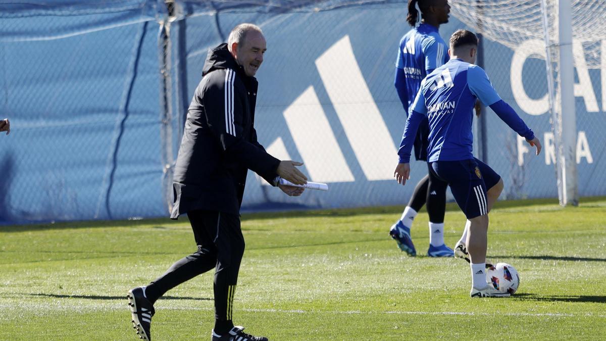 Víctor Fernández da instrucciones en el entrenamiento del Real Zaragoza.