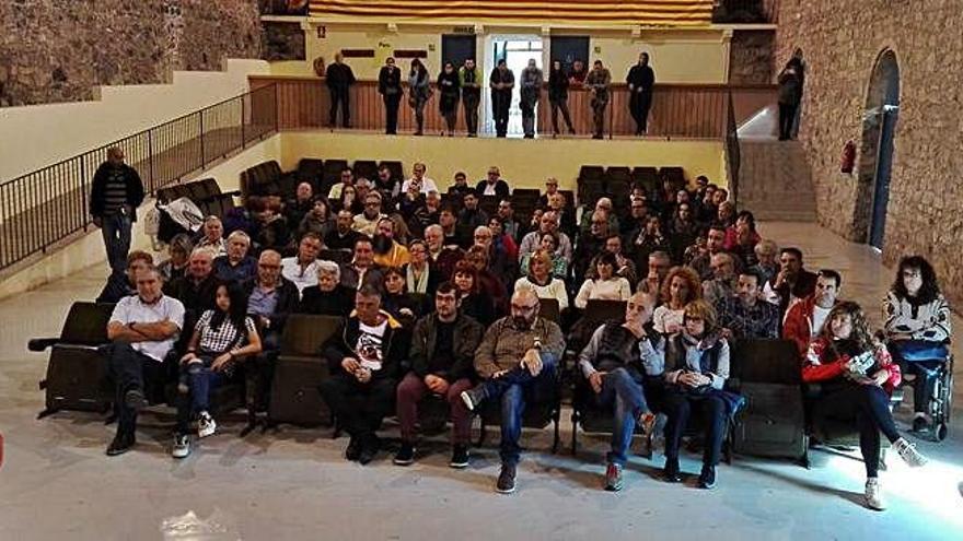 Participants a la sessió informativa a l&#039;antic cinema de Sant Corneli, dissabte passat