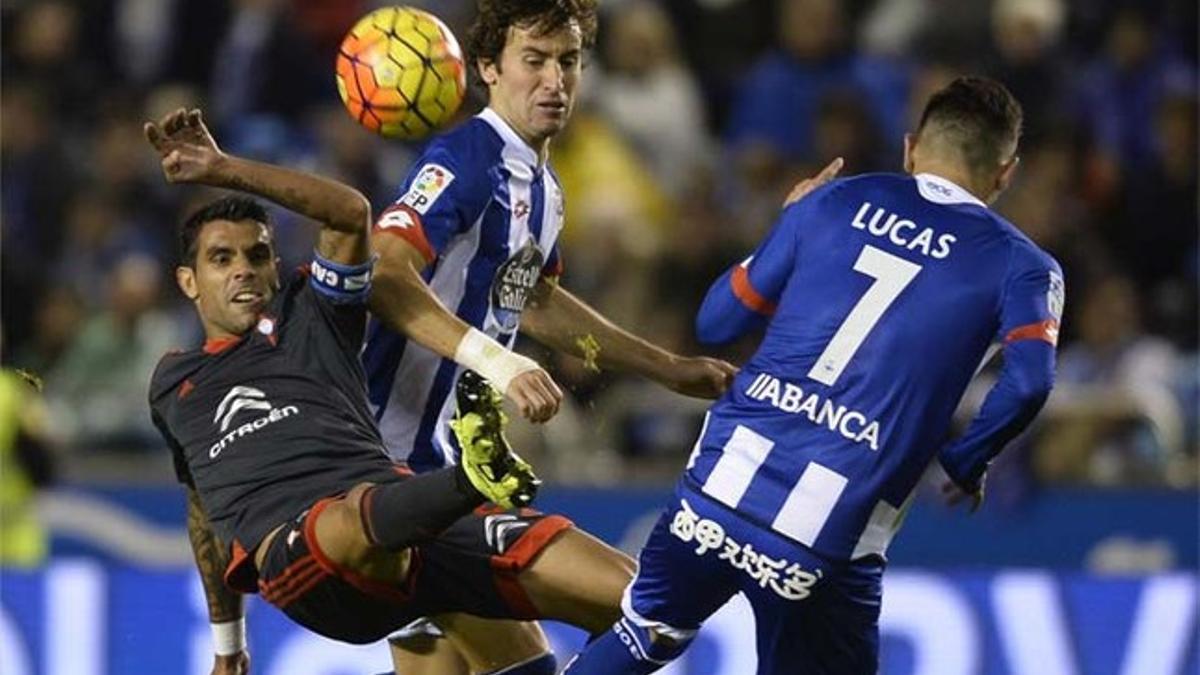 Augusto Fernández, en una acción del derbi gallego