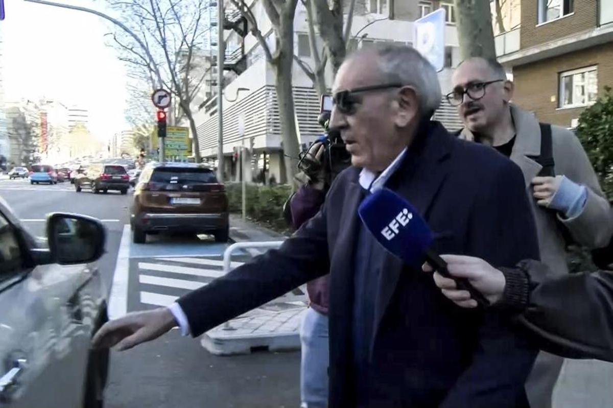 Vestido de civil, abrumado por los medios, el ya cesado jefe operativo de la Policía, a su salida de su casa este jueves.