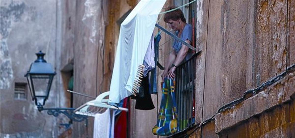 Plàstic que protegeix la roba estesa en un balcó del carrer de Picalquers a Ciutat Vella, ahir. Plàstic que protegeix la roba estesa en un balcó del carrer de Picalquers a Ciutat Vella, ahir.