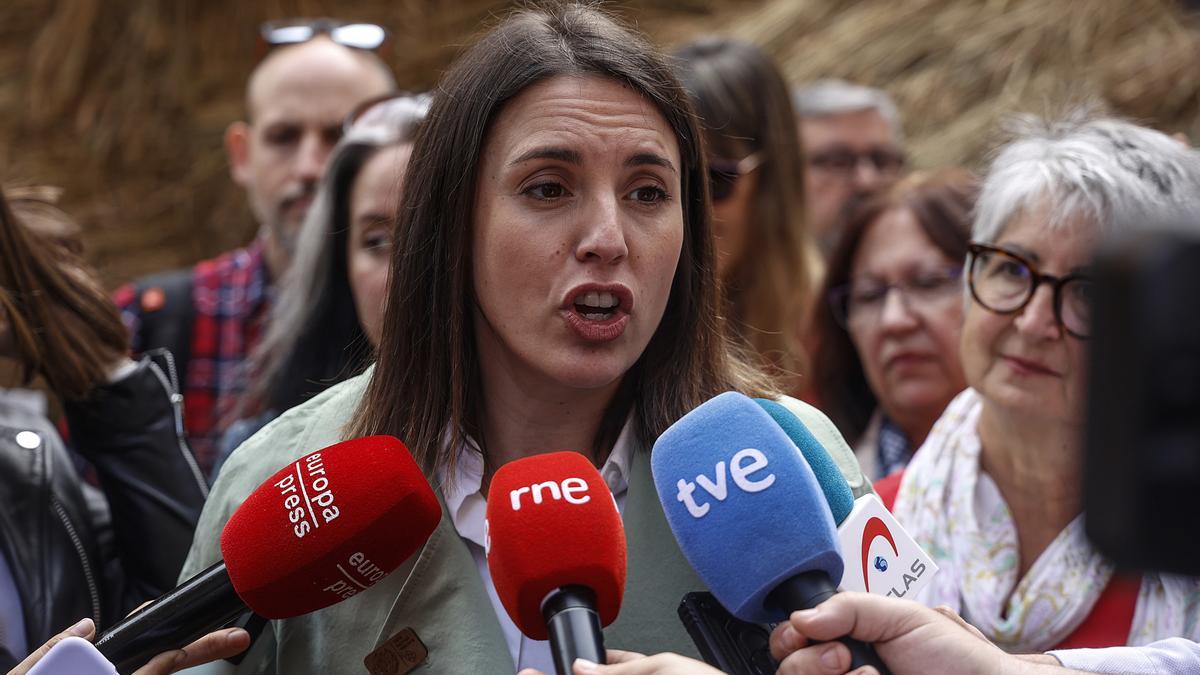 Archivo - La secretaría Política de Podemos y candidata a las elecciones europeas, Irene Montero, atiende a medios durante su visita a las Fallas, a 18 de marzo de 2024, en Valencia. (Foto de archivo).