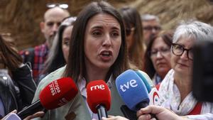 Archivo - La secretaría Política de Podemos y candidata a las elecciones europeas, Irene Montero, atiende a medios durante su visita a las Fallas, a 18 de marzo de 2024, en Valencia. (Foto de archivo).