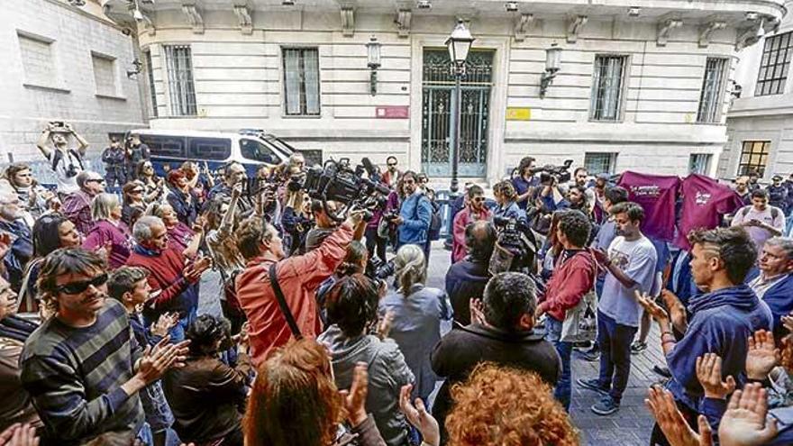 Un centenar de personas se concentró ayer ante Delegación de Gobierno para pedir la absolución del rapero mallorquín.