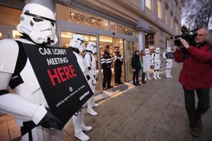 Activistes de Greenpeace vestits amb uniformes de la pel·lícula ’La guerra de les galàxies’ protesten una reunió de fabricants de cotxes a Brussel·les, Bèlgica.
