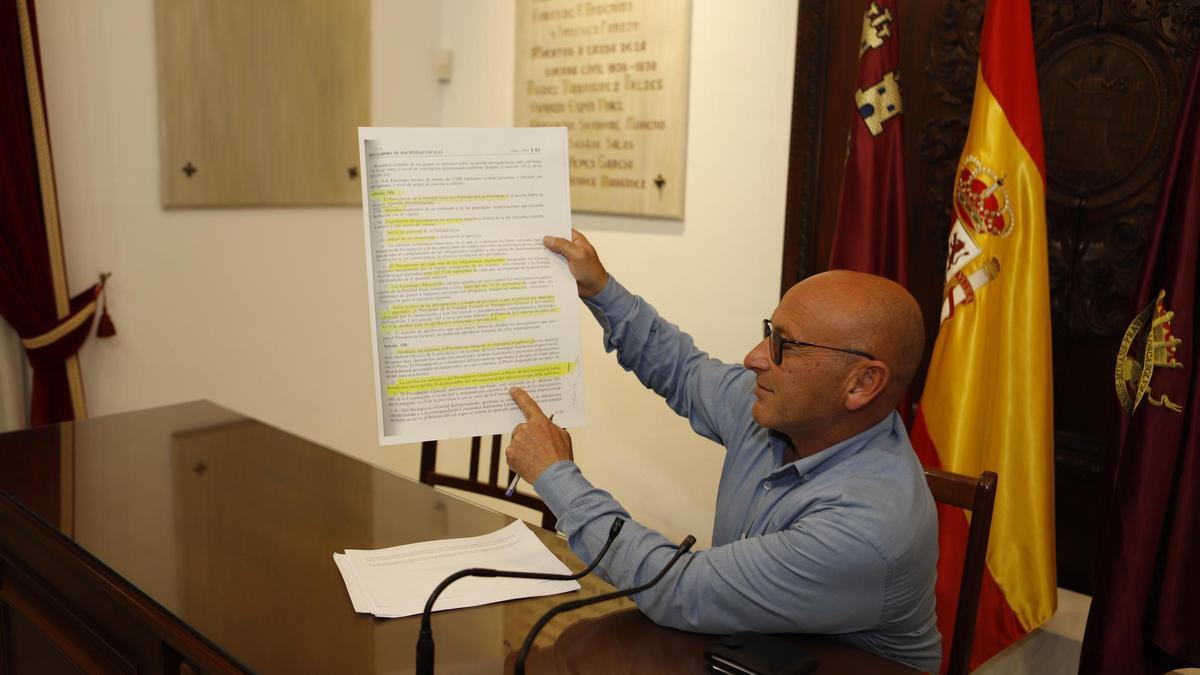 Pedro Sosa muestra una copia de la Ley Reguladora de las Haciendas Locales.