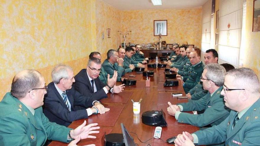 El delegado del Gobierno y el subdelegado provincial, ayer, con los mandos de la Guardia Civil. // FdV