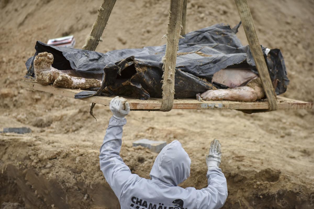 Un trabajador exhuma un cadáver de una fosa común cerca de la Iglesia de San Andrés y Todos los Santos, en Bucha, Ucrania, el 13 de abril de 2022. Investigadores forenses procedieron a la exhumación de una fosa común con más de 410 cadáveres de civiles. El Consejo de Derechos Humanos de la ONU decidió proceder a una investigación sobre los delitos cometidos por Rusia tras la invasión a gran escala de Ucrania el pasado 24 de febrero.