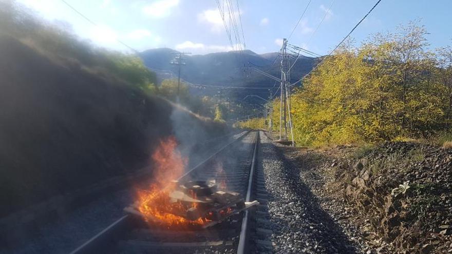 El CDR de Cerdanya crema una foguera a la via de tren