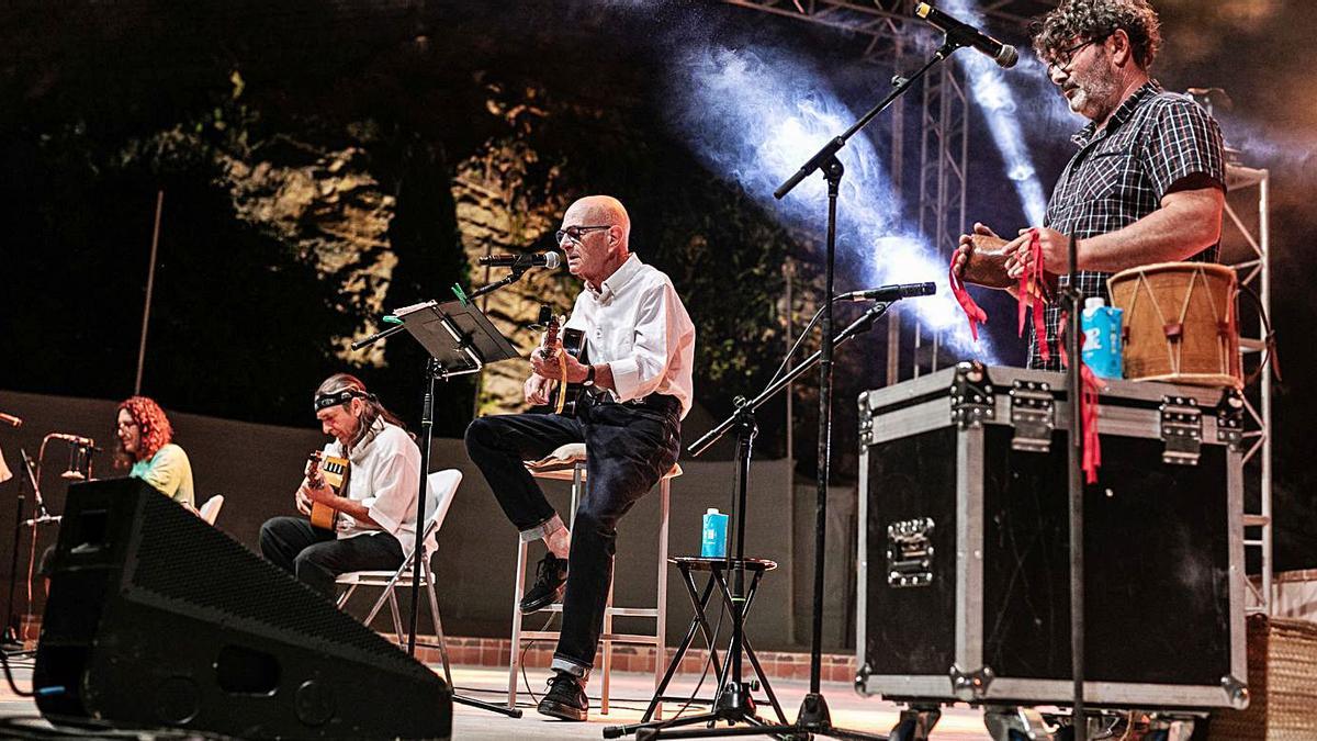 Joan Murenu i una Colla de Gent Bona, durante su actuación.