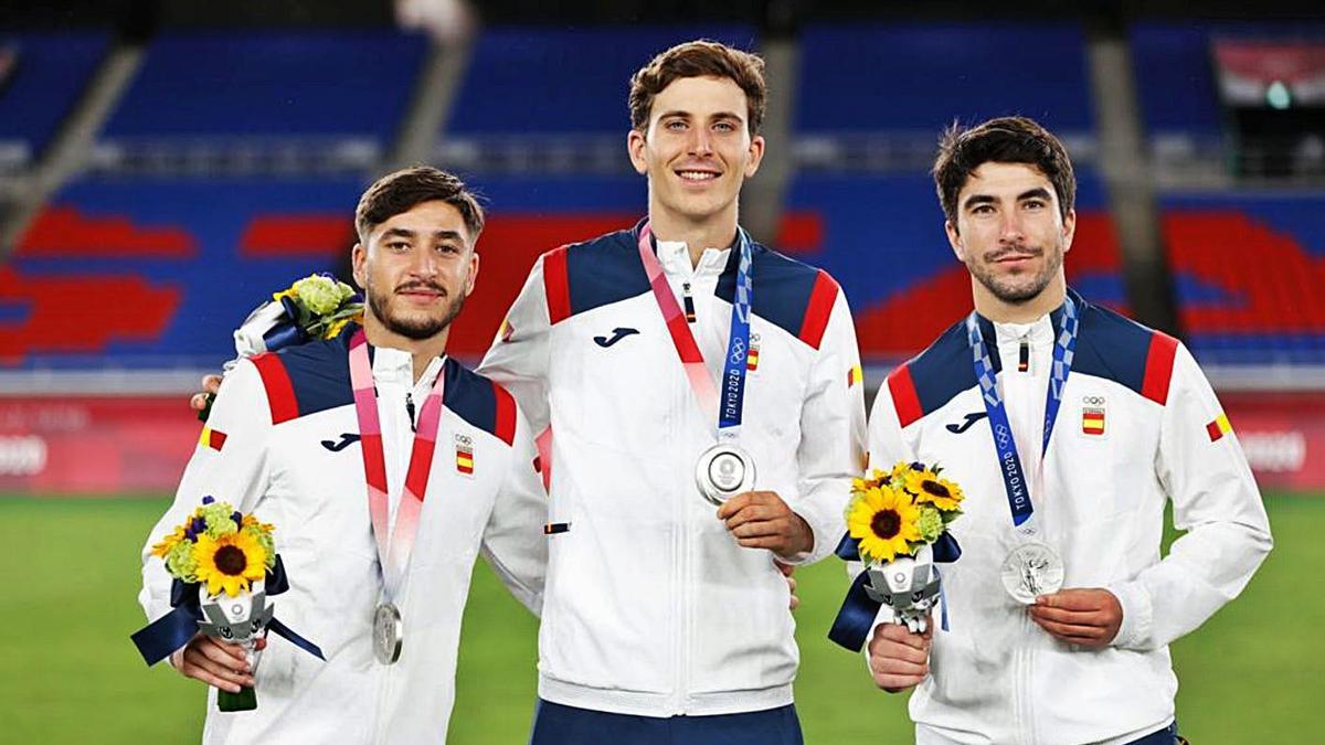 Óscar Gil, Pau Torres y Carlos Soler, con la medalla de plata de la Selección de Fútbol. | SUPERDEPORTE