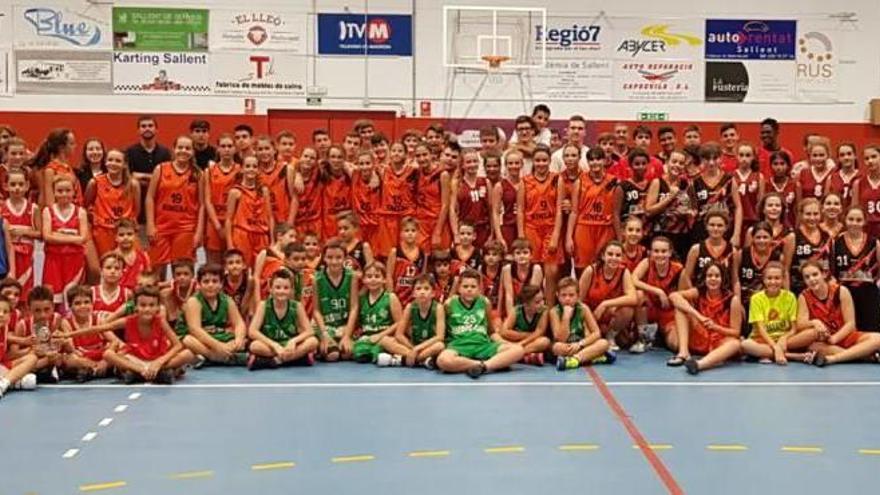 Foto de grup dels equips que van disputar les diferents finals del dotzè Vila de Sallent