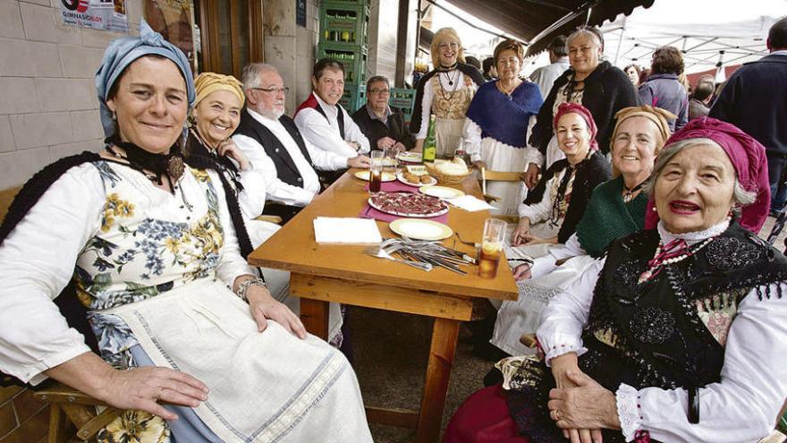 Los antiguos &quot;Pepitas&quot;, este martes, en Güevos Pintos. Por la izquierda: Daniela Concari, Mari Pepa Émbil, José Puente, Ricardo Paz, Santi Martínez, Graciela Paz, Conchi Alonso, María Ángeles Villa, Charo Díaz, Caroli González y Mari Luz García, en una terraza de Les Campes.