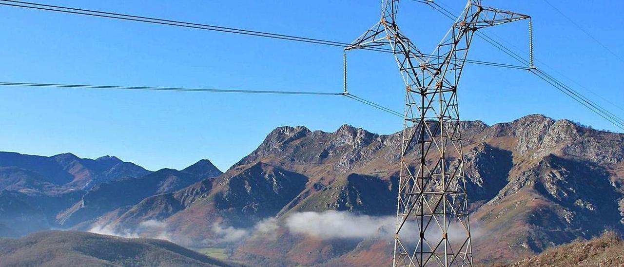 Una torre de tendido eléctrico en Sobrescobio.