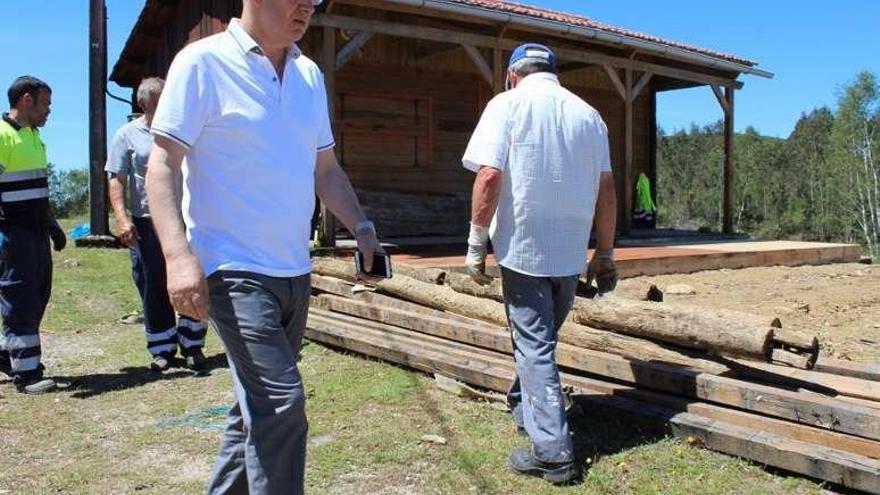 Canda, en los trabajos de reparación de la caseta de As Ermitas.