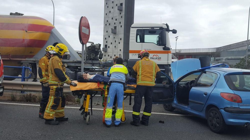 Un herido en la colisión de un camión y un coche junto a la rotonda de Can Blau