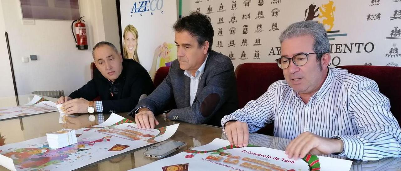 De izquierda a derecha, Fernández, González y Hernández presentan la campaña del comercio. | M. J. C.