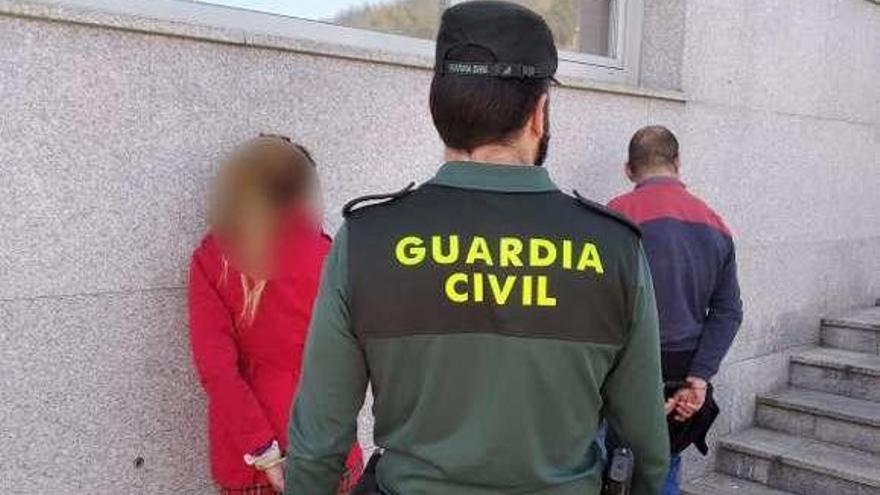 Un agente con los dos detenidos. // Guardia Civil