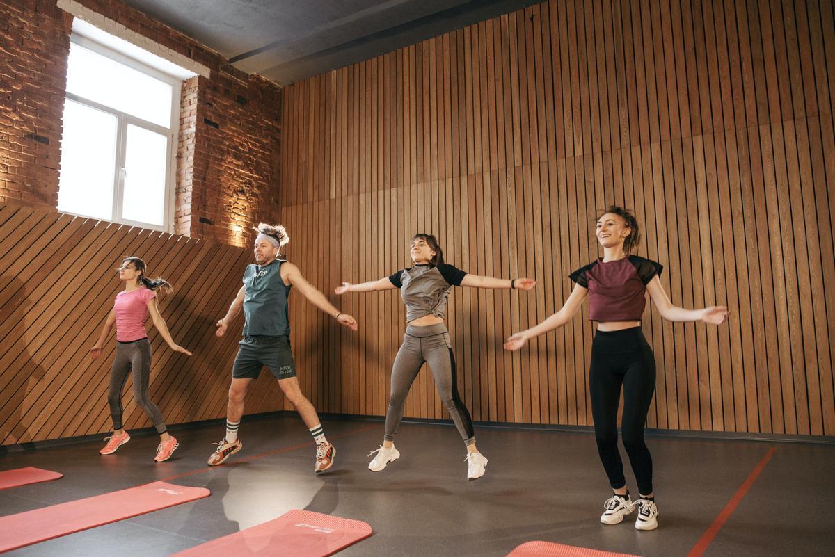 Jumping jacks para tonificar todo el cuerpo.