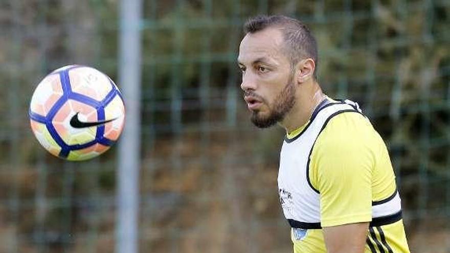 Rubén Blanco, a la izquierda, y Marcelo Díaz, ayer, durante el entrenamiento en A Madroa. // José Lores